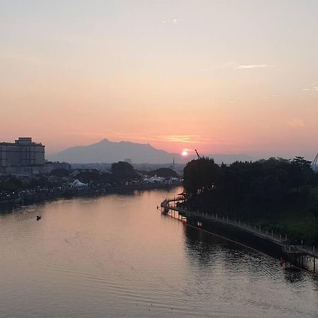 Lovely Waterfront Riverbank Suite With Pool كوشنج المظهر الخارجي الصورة