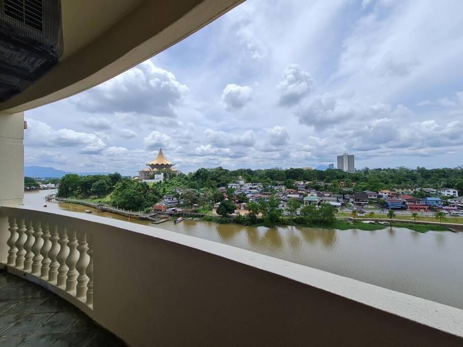 Lovely Waterfront Riverbank Suite With Pool كوشنج المظهر الخارجي الصورة