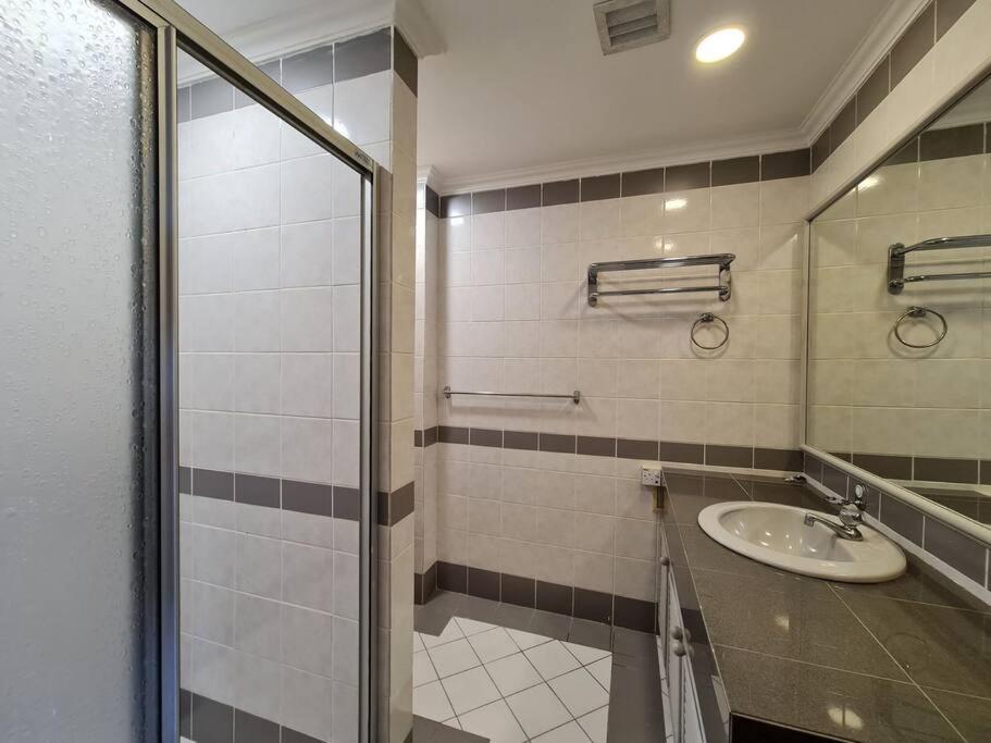 Lovely Waterfront Riverbank Suite With Pool كوشنج المظهر الخارجي الصورة