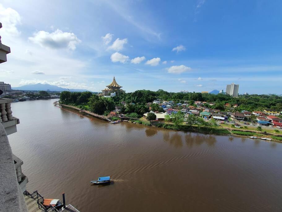 Lovely Waterfront Riverbank Suite With Pool كوشنج المظهر الخارجي الصورة
