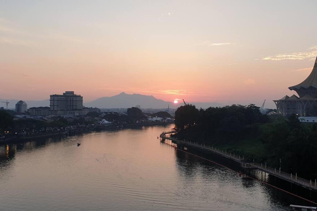 Lovely Waterfront Riverbank Suite With Pool كوشنج المظهر الخارجي الصورة
